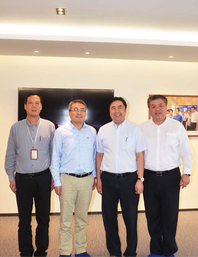 趙振元同志、何平書記與上海寶冶集團(tuán)董事長王石磊、總經(jīng)理陳剛親切合影.jpg