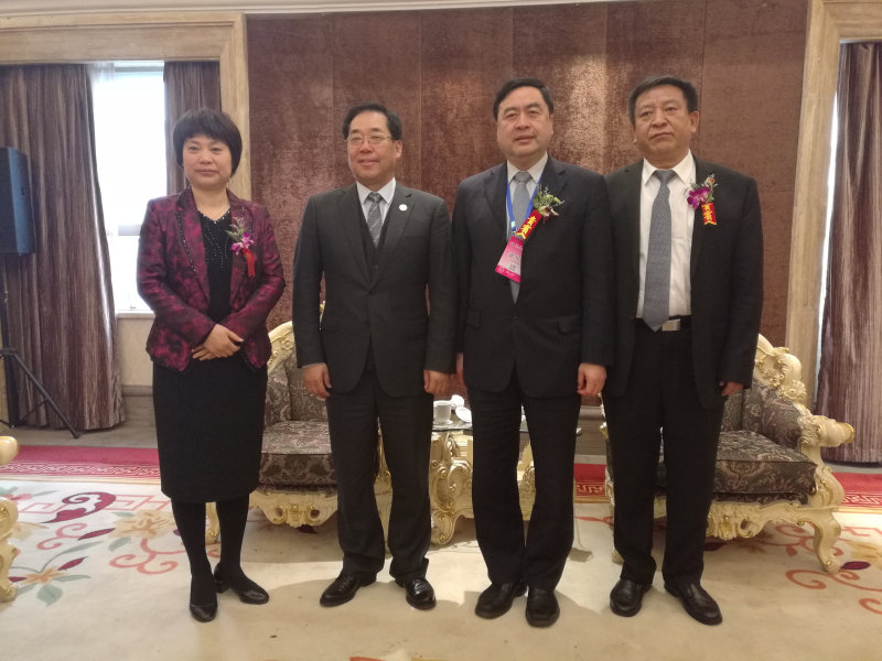 9-趙振元與袁三軍（右一）、孫淑芳（左一）、李中航（左二）親切合影.jpg