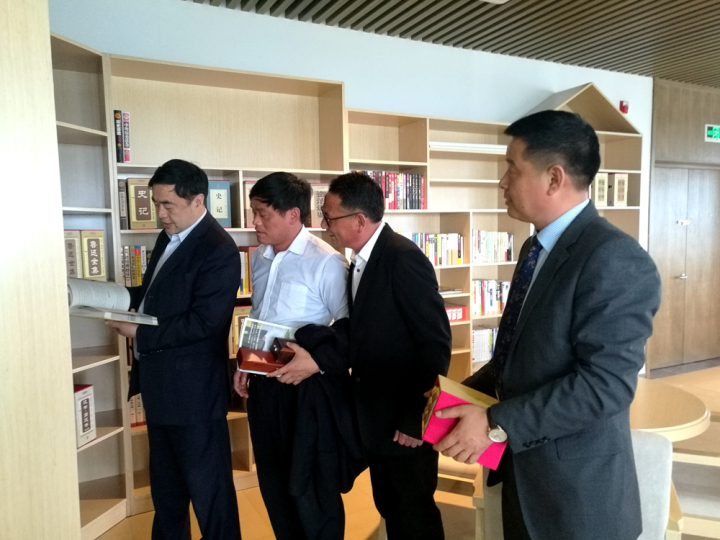 6-趙振元董事長(zhǎng)參觀?；鶈T工文化中心.jpg